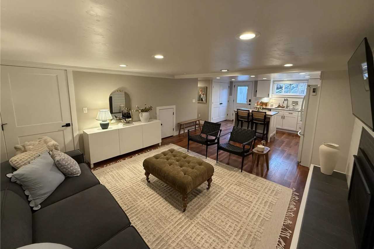 656 W 40 N - Photo 2 of 20