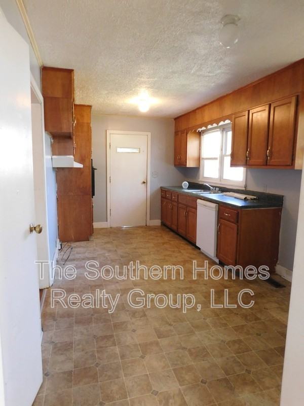 915 Wright St - Photo 3 of 10