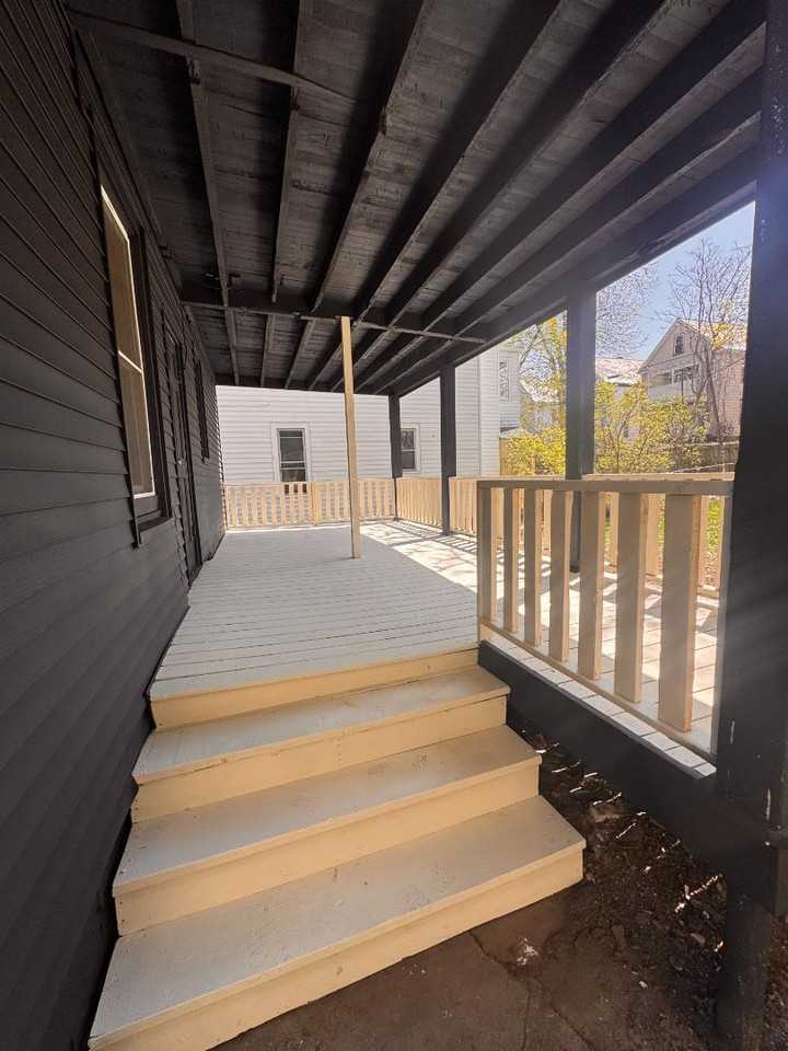 442 Hudson Ave - Photo 4 of 10