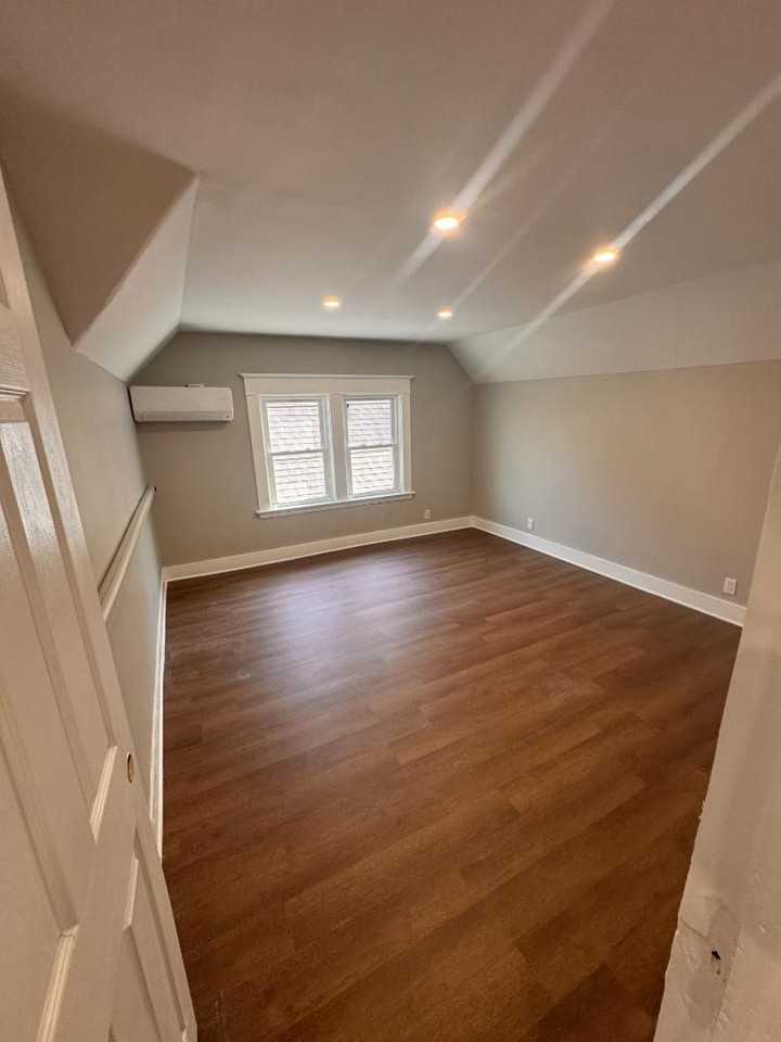 442 Hudson Ave - Photo 7 of 10