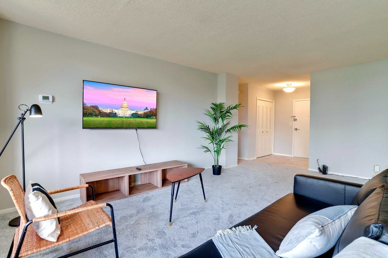 2111 Richmond Highway - Photo 4 of 32