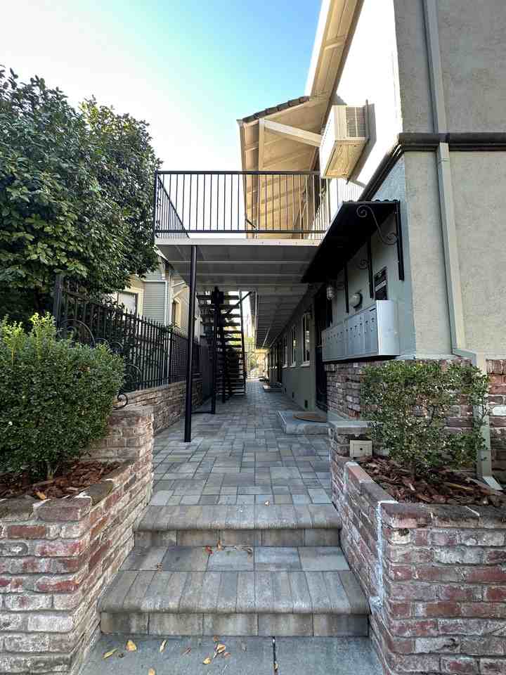 $1,000 Lease Signing Bonus ~ Limited Time Only ~ Live Where Downtown Meets Midtown, Absolute Must See! - Photo 6 of 7