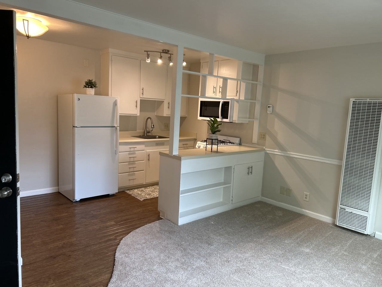 $1,000 Lease Signing Bonus ~ Limited Time Only ~ Live Where Downtown Meets Midtown, Absolute Must See! - Photo 2 of 7