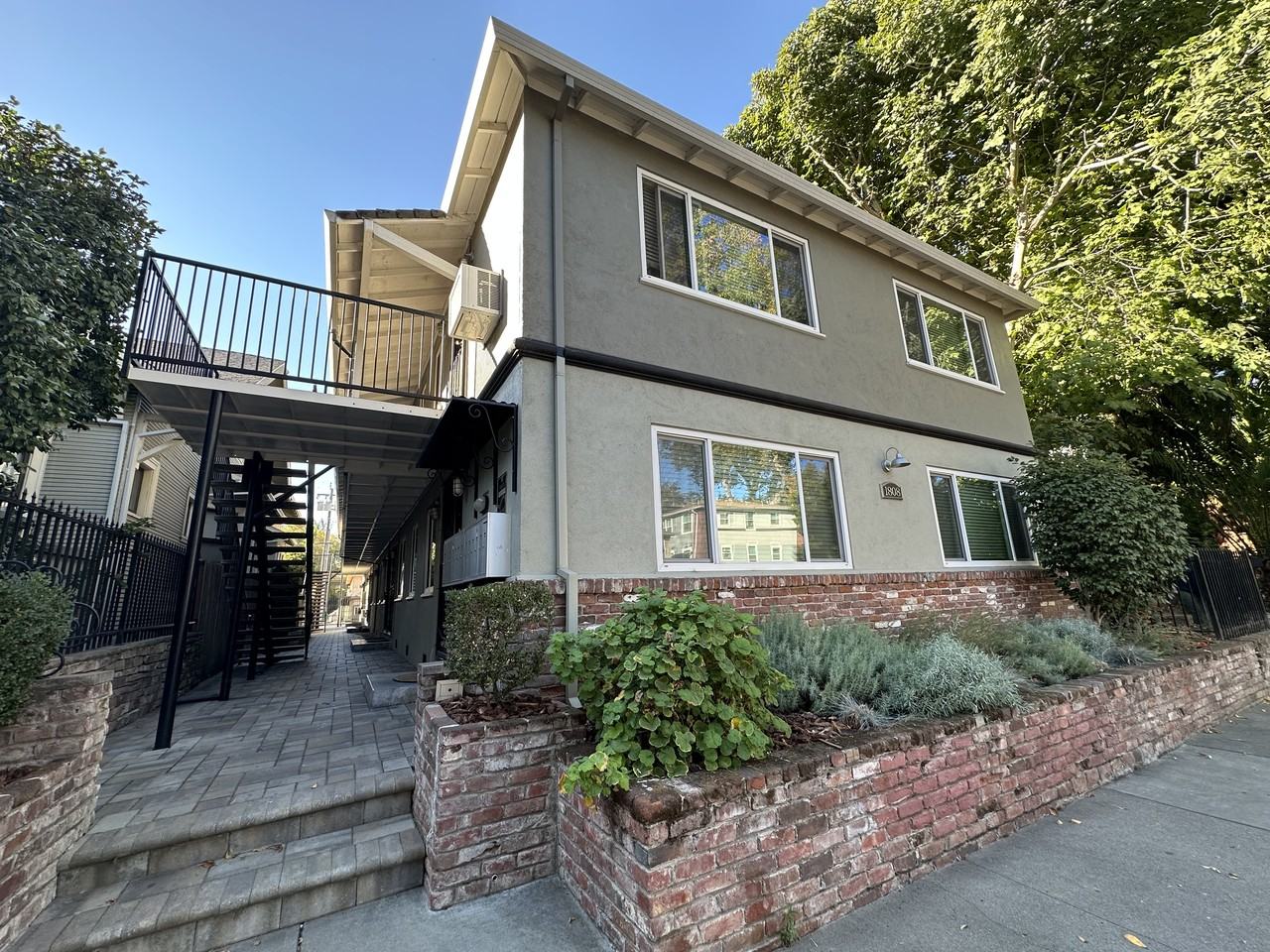 $1,000 Lease Signing Bonus ~ Limited Time Only ~ Live Where Downtown Meets Midtown, Absolute Must See! - Photo 5 of 7