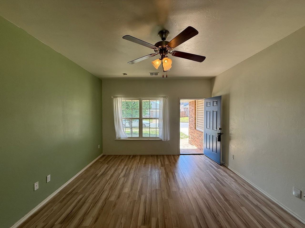 11813 Nw 133rd St - Photo 2 of 17