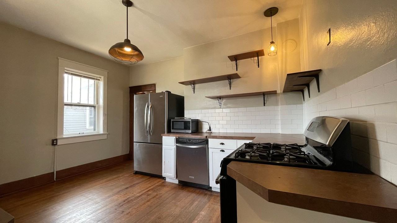 1515 11th St - Photo 2 of 11