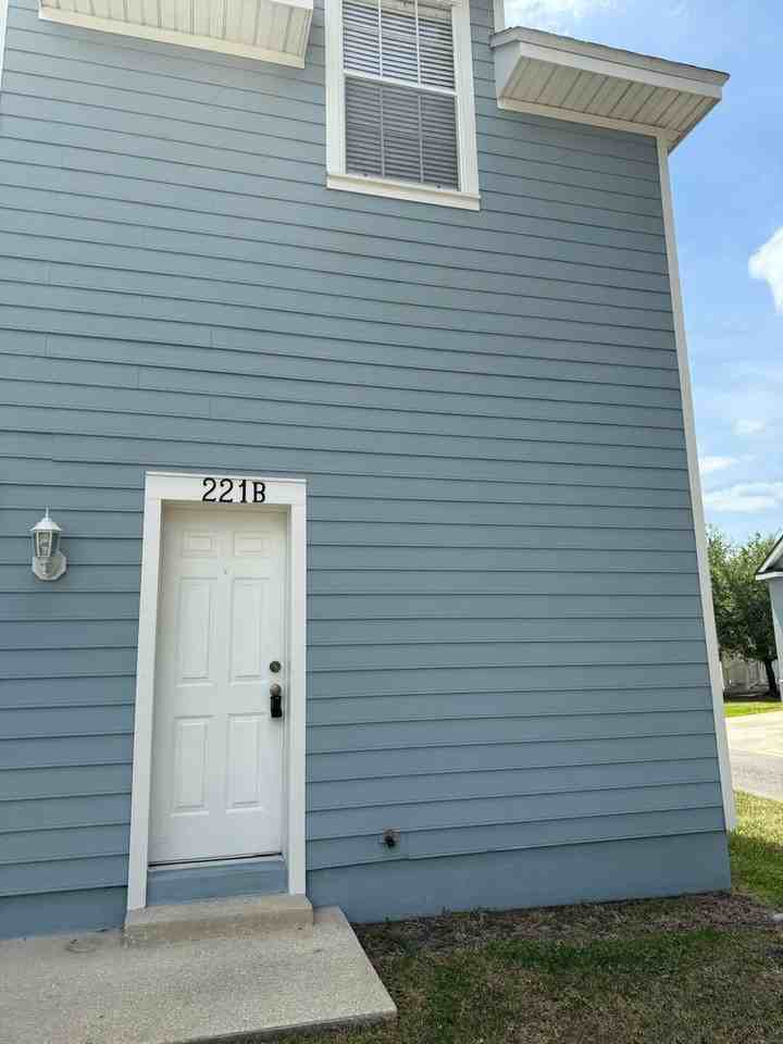 221 Eastpark Dr - Photo 2 of 8