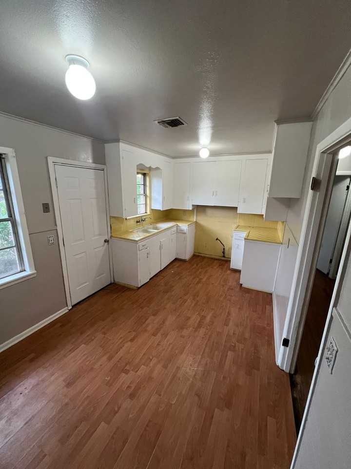 3807 Richmond Ave - Photo 4 of 11
