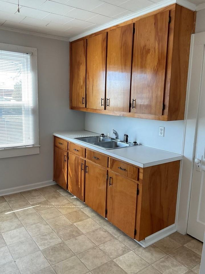 320 N 3rd St - Photo 3 of 8