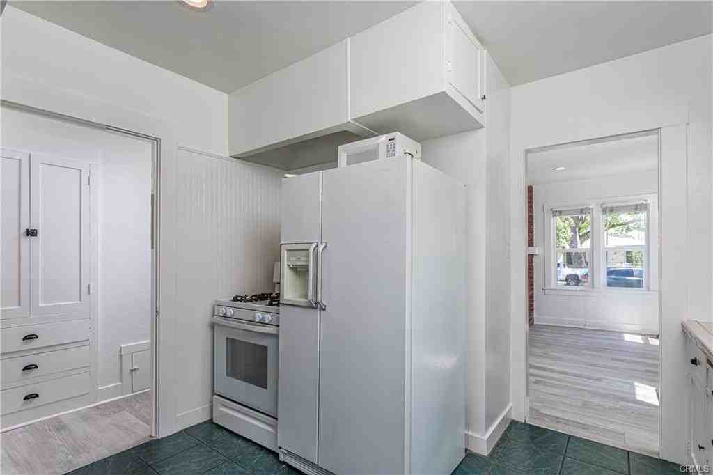 859 N Kenwood St #A - Photo 2 of 8