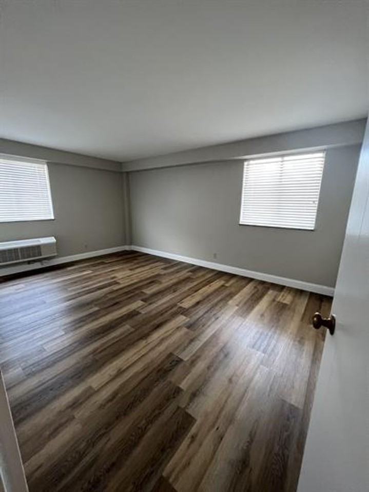 The Town House - Photo 4 of 26