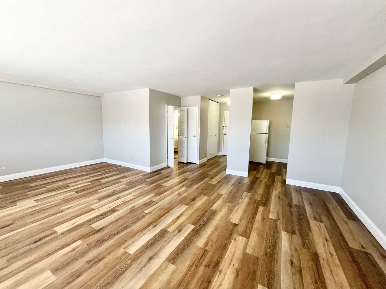 The Town House - Photo 2 of 34