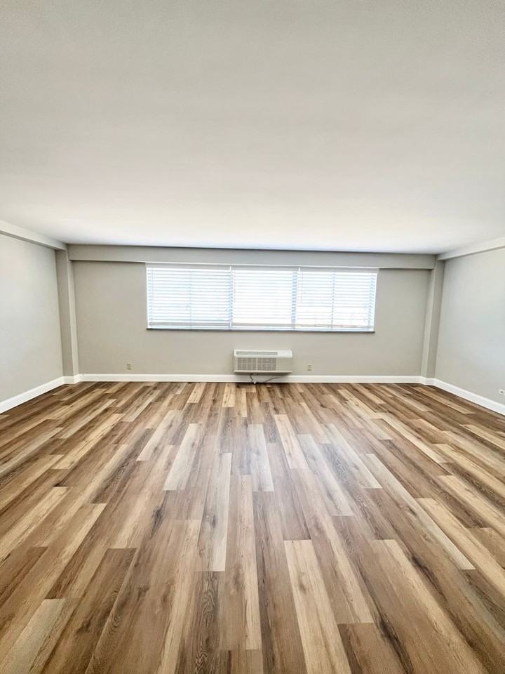 The Town House - Photo 4 of 34