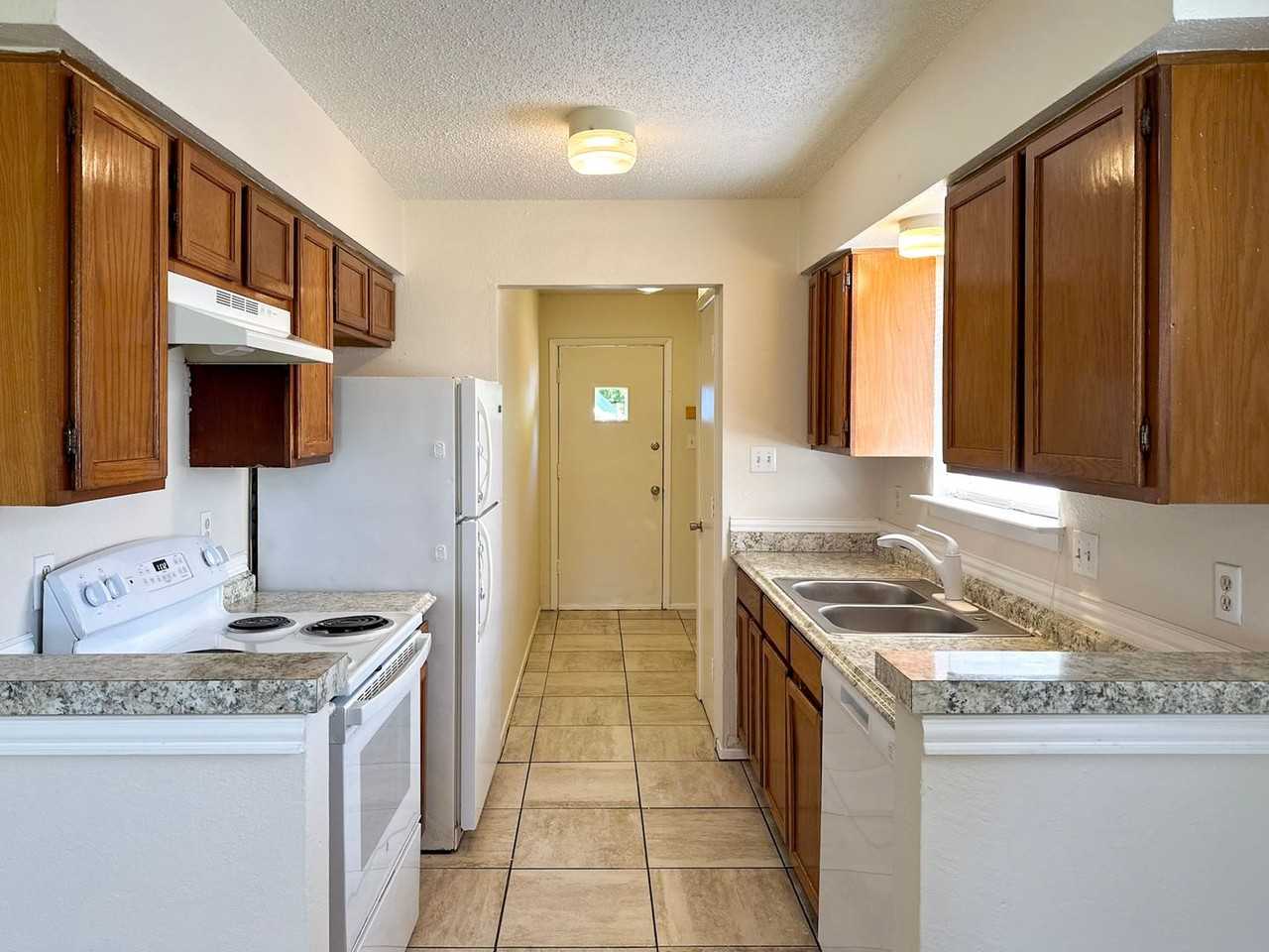 202 Renee Dr - Photo 4 of 16