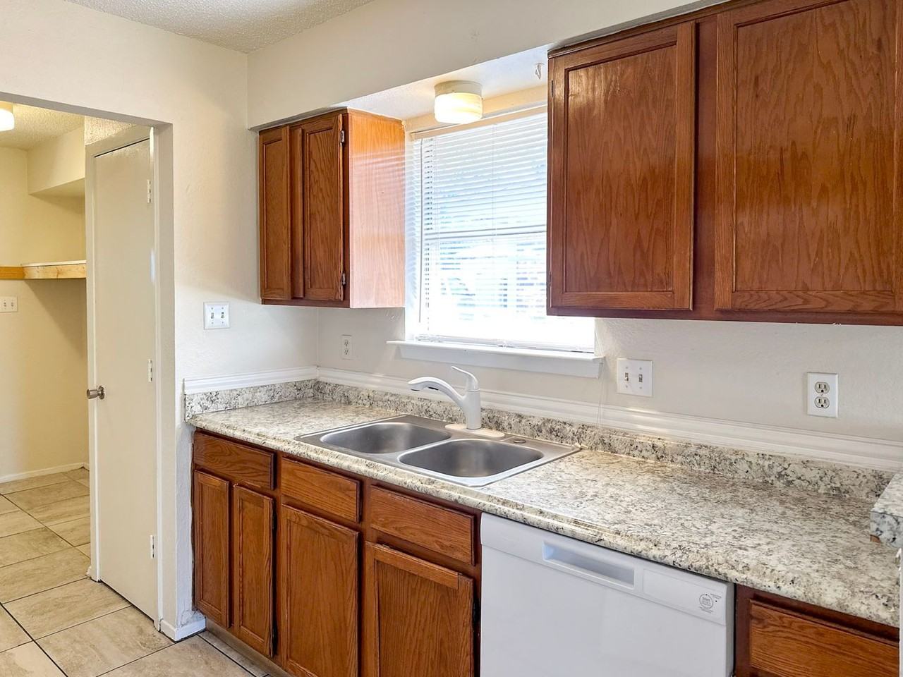 202 Renee Dr - Photo 7 of 16