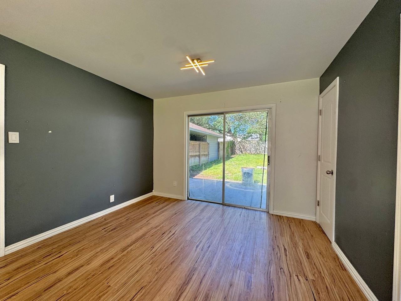 3901 Wood St - Photo 2 of 20