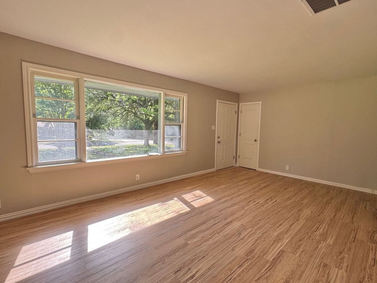 3901 Wood St - Photo 4 of 20