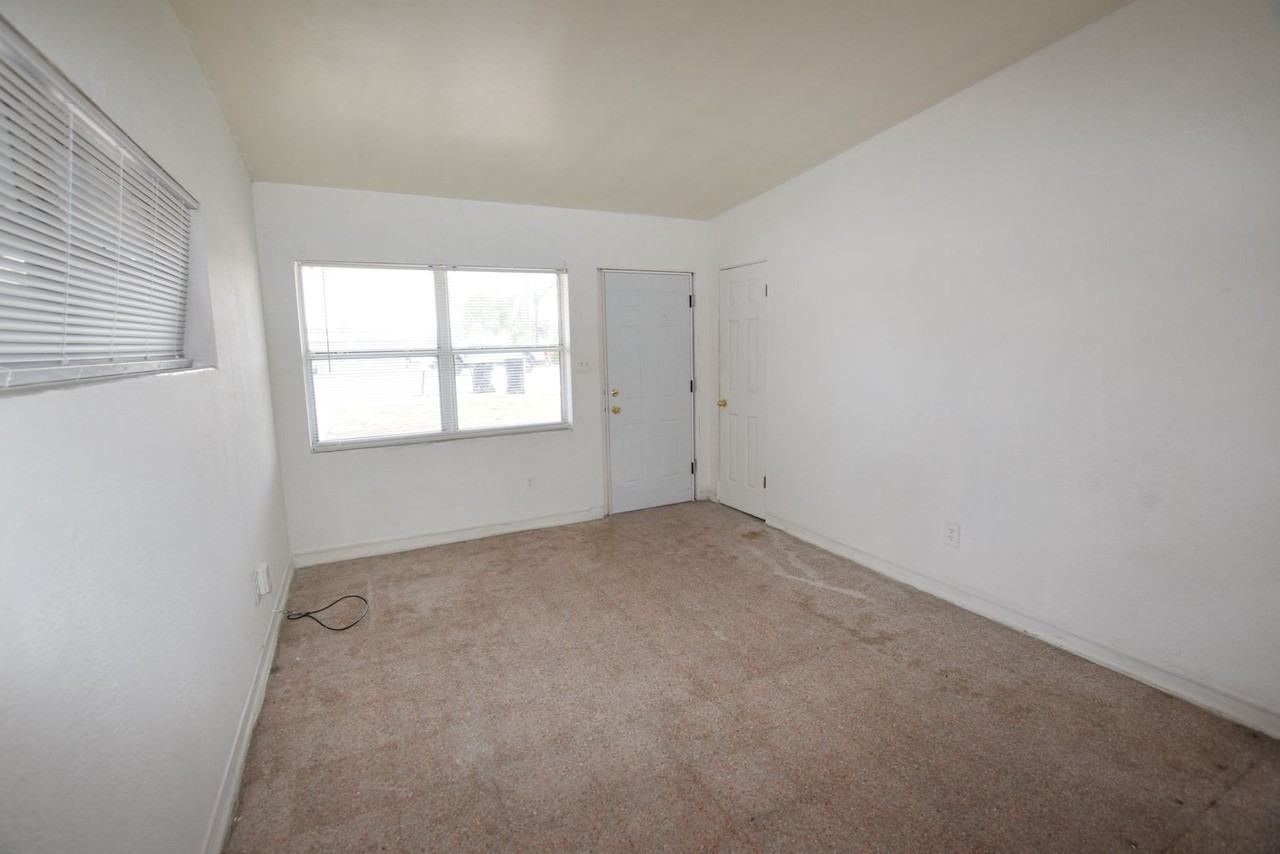 102 W Lancaster Rd - Photo 7 of 21