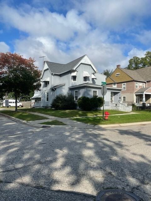 2121 7th Street - Photo 2 of 22