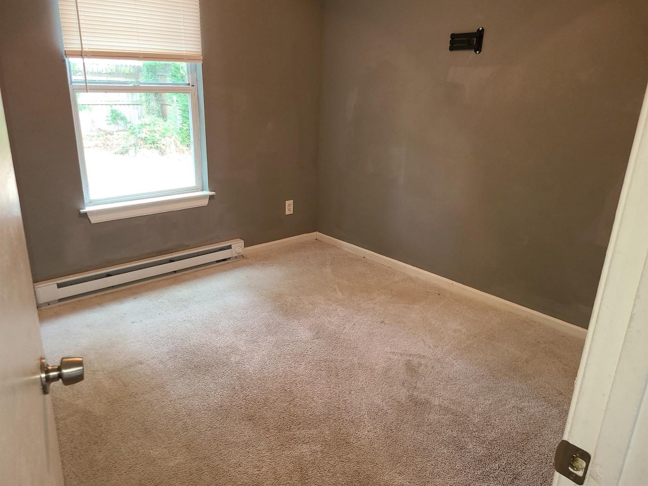 812 West 27th Street - Photo 4 of 30