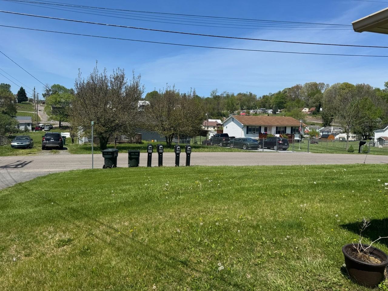 112 Monterey Dr - Photo 2 of 13