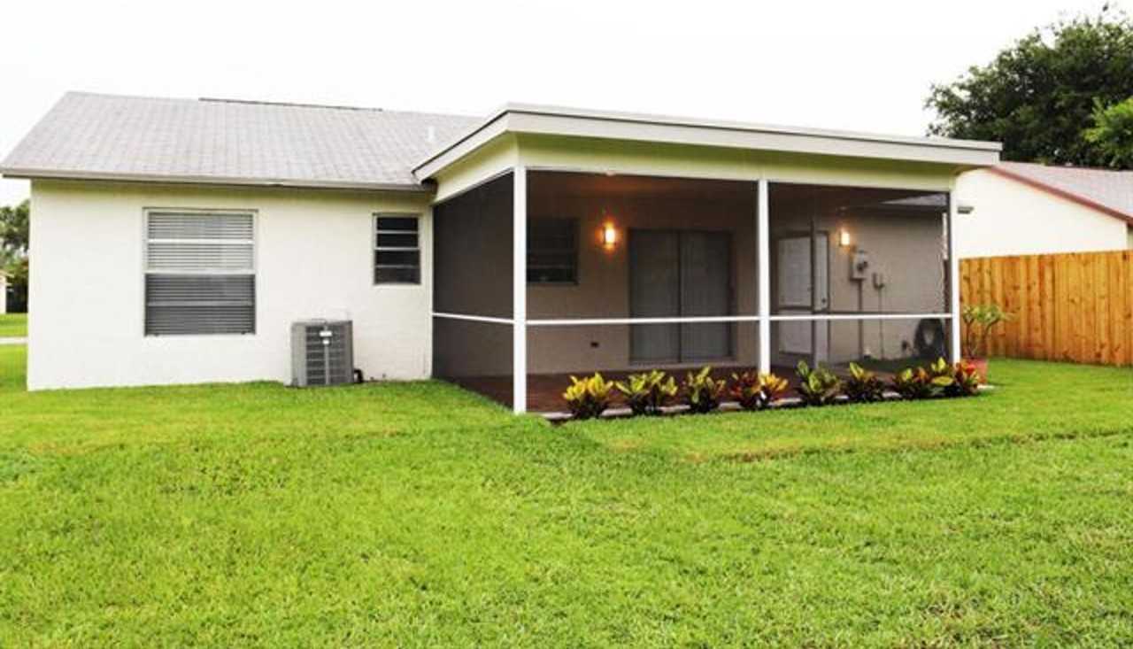 135 Village Cir - Photo 3 of 31