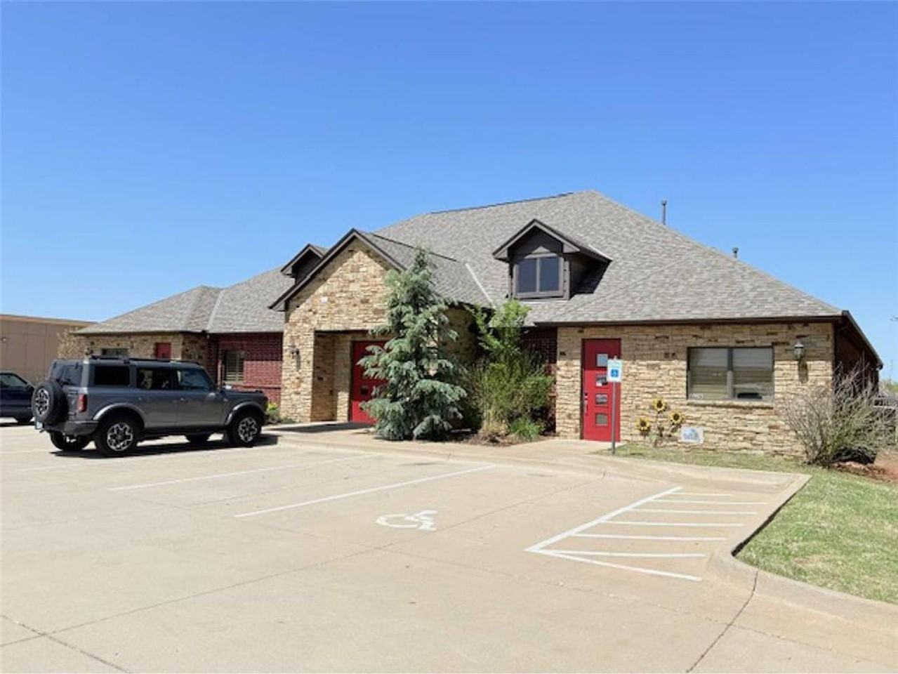 6903 Nw 122nd St - Photo 2 of 30