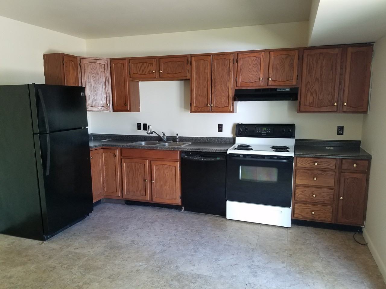 105 10th St - Photo 2 of 4