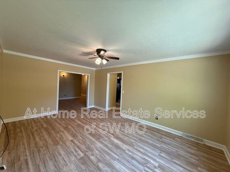 516 E Stanford St - Photo 3 of 13