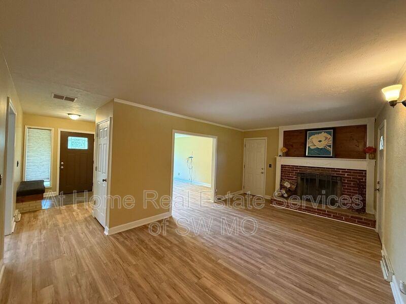 516 E Stanford St - Photo 4 of 13