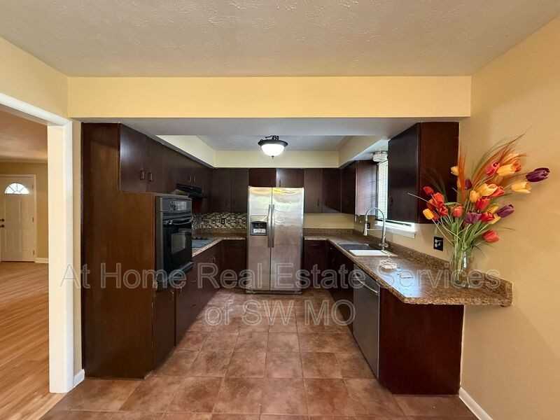 516 E Stanford St - Photo 6 of 13