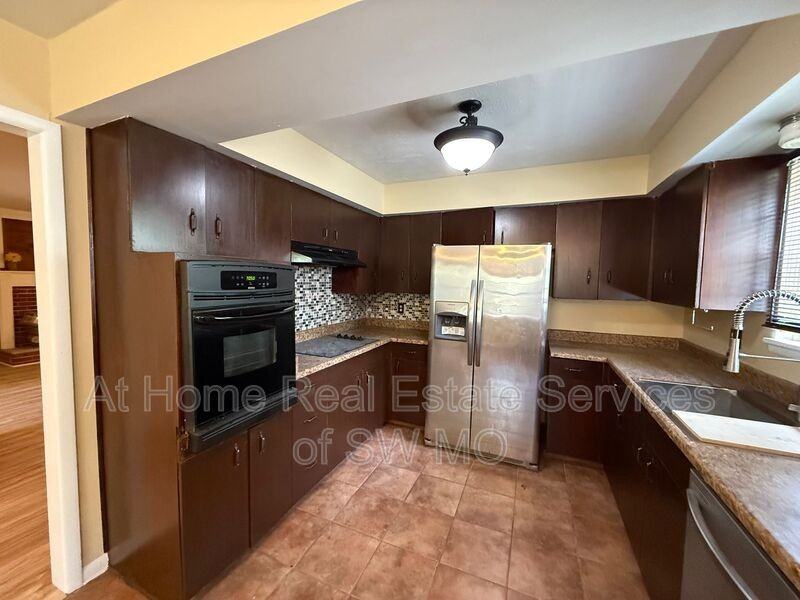 516 E Stanford St - Photo 7 of 13