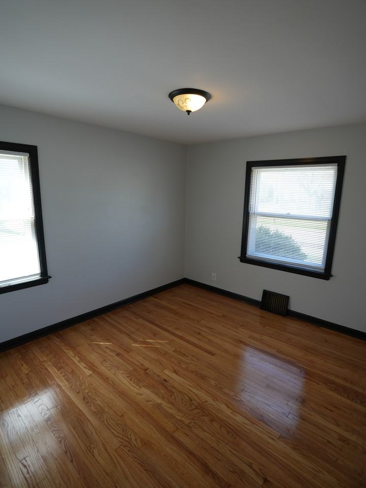 9031 West Concordia Avenue - Photo 3 of 15