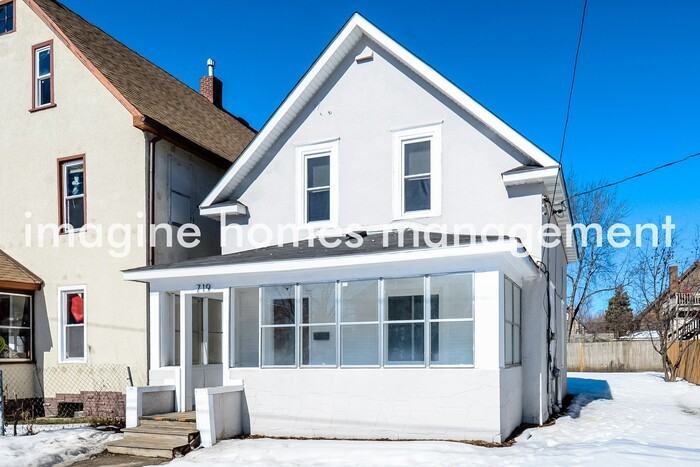 719 24th Ave Ne - Photo 3 of 17