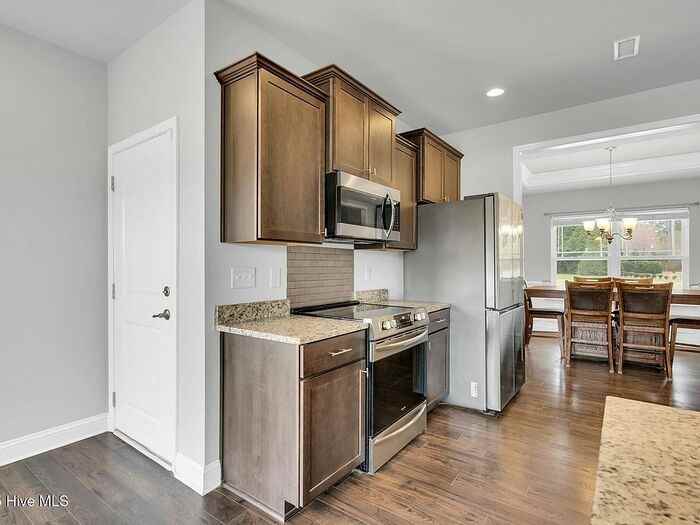 102 Sheffield St - Photo 2 of 6