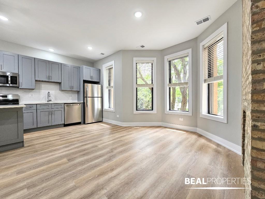 434 W Belden Ave #01