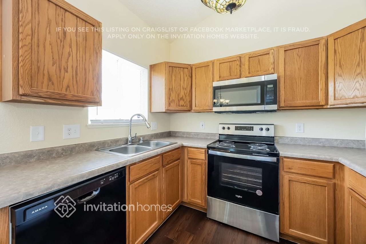 990 Ancestra Dr - Photo 6 of 15