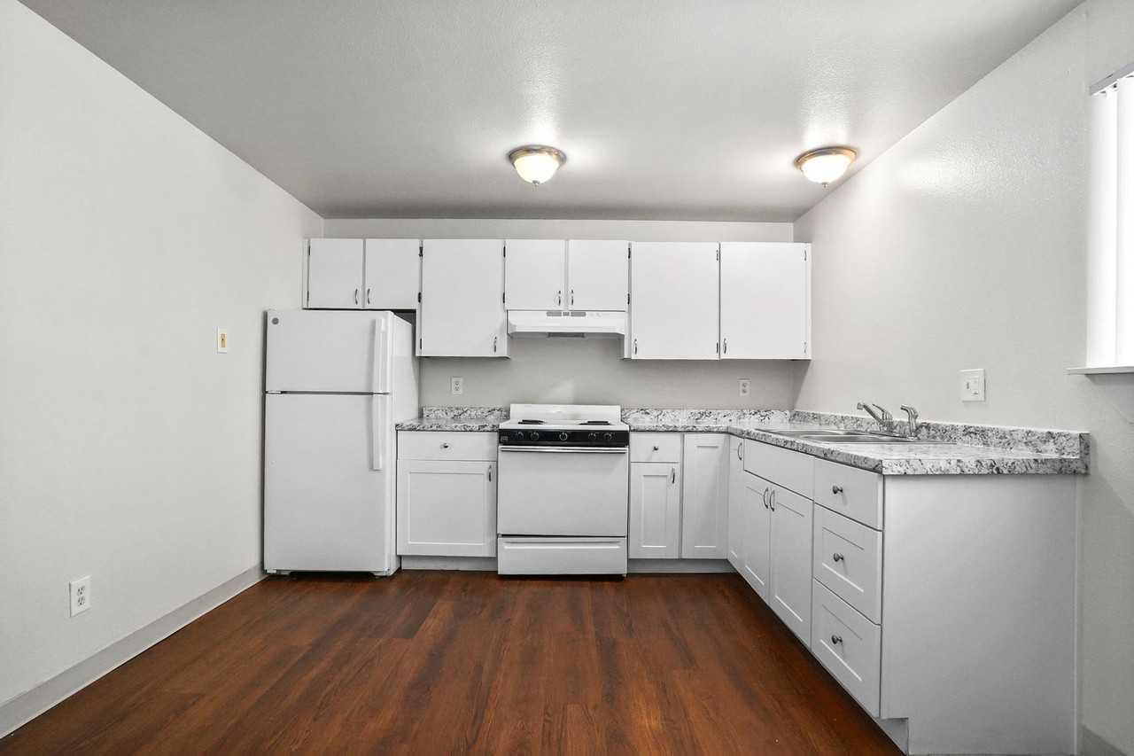 445 SW Tunison Ave - Photo 5 of 30
