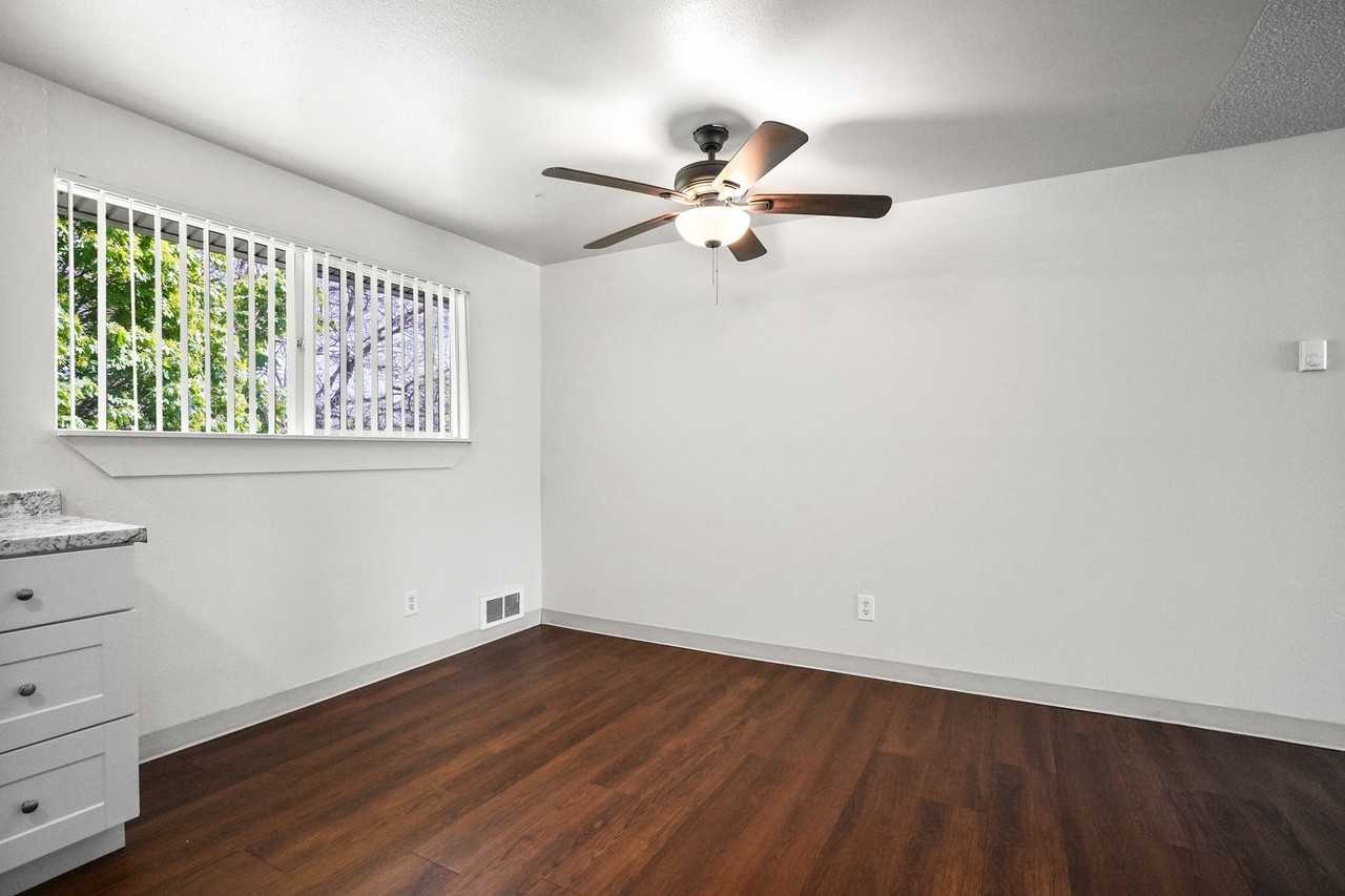 445 SW Tunison Ave - Photo 7 of 30
