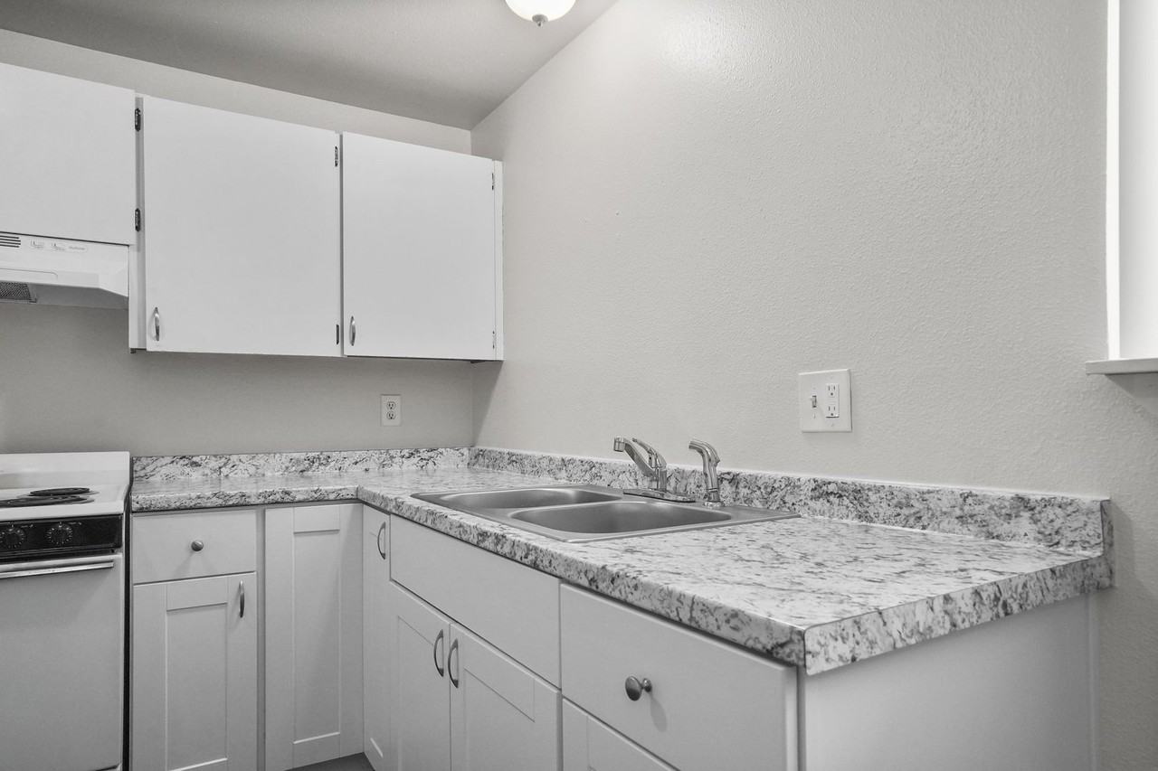 445 Sw Tunison Ave #13 - Photo 7 of 15