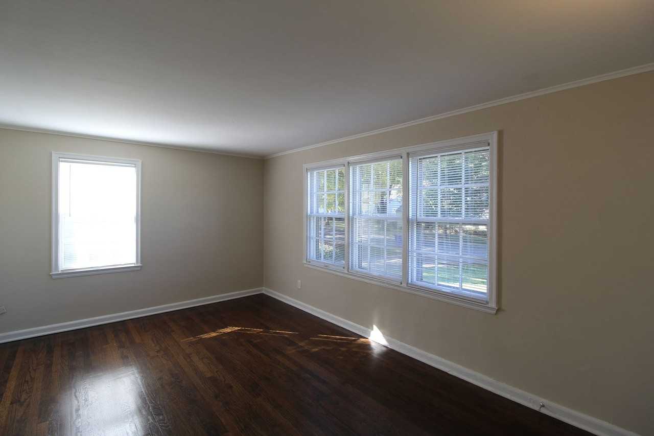 4402 S Parkway Dr - Photo 2 of 7