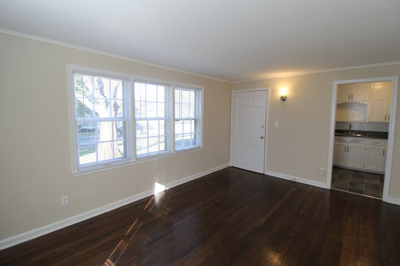 4402 S Parkway Dr - Photo 3 of 7