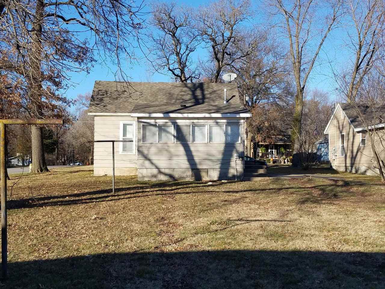815 W 6th St - Photo 2 of 15