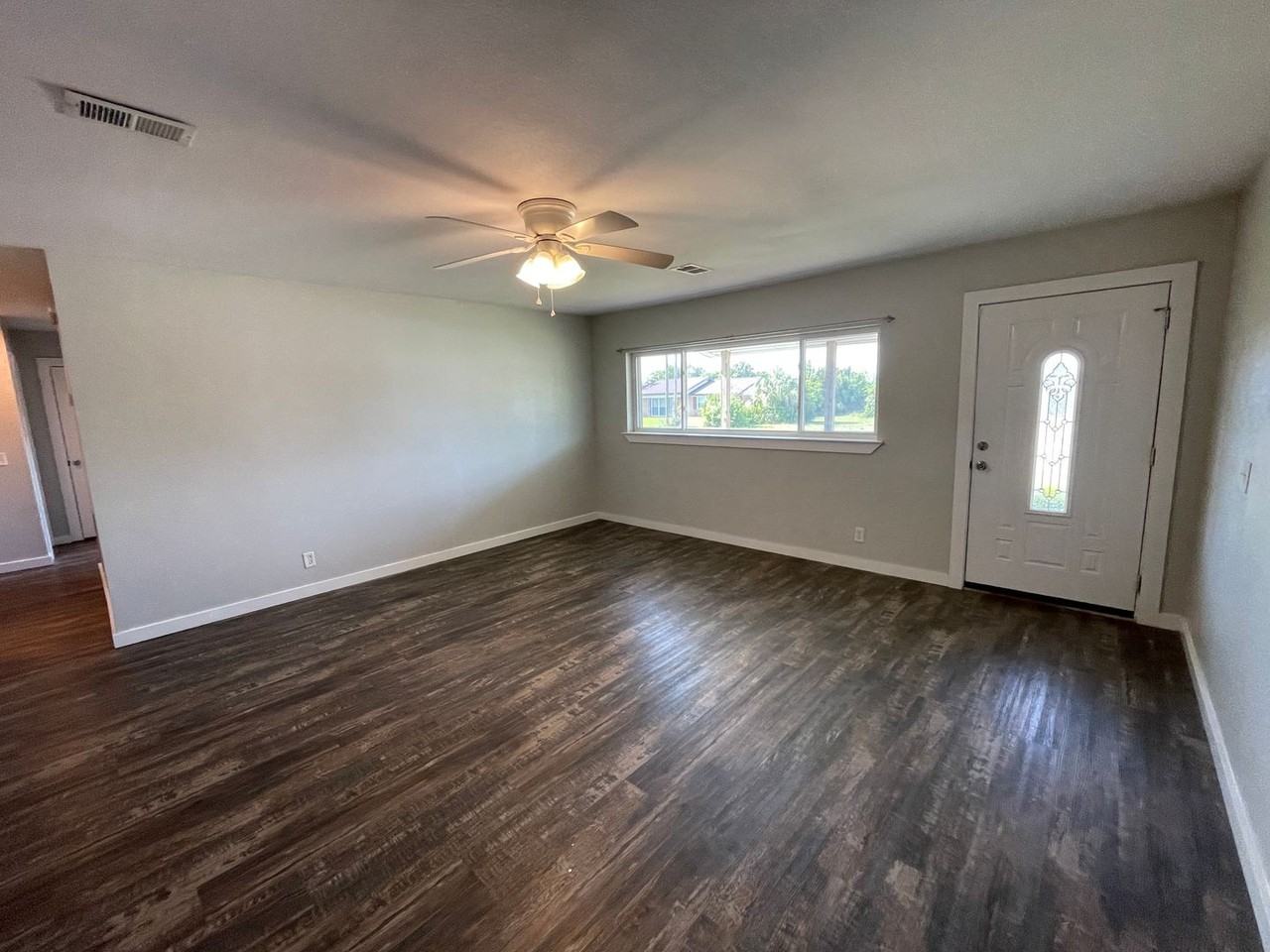 1001 Oxford Dr - Photo 4 of 25