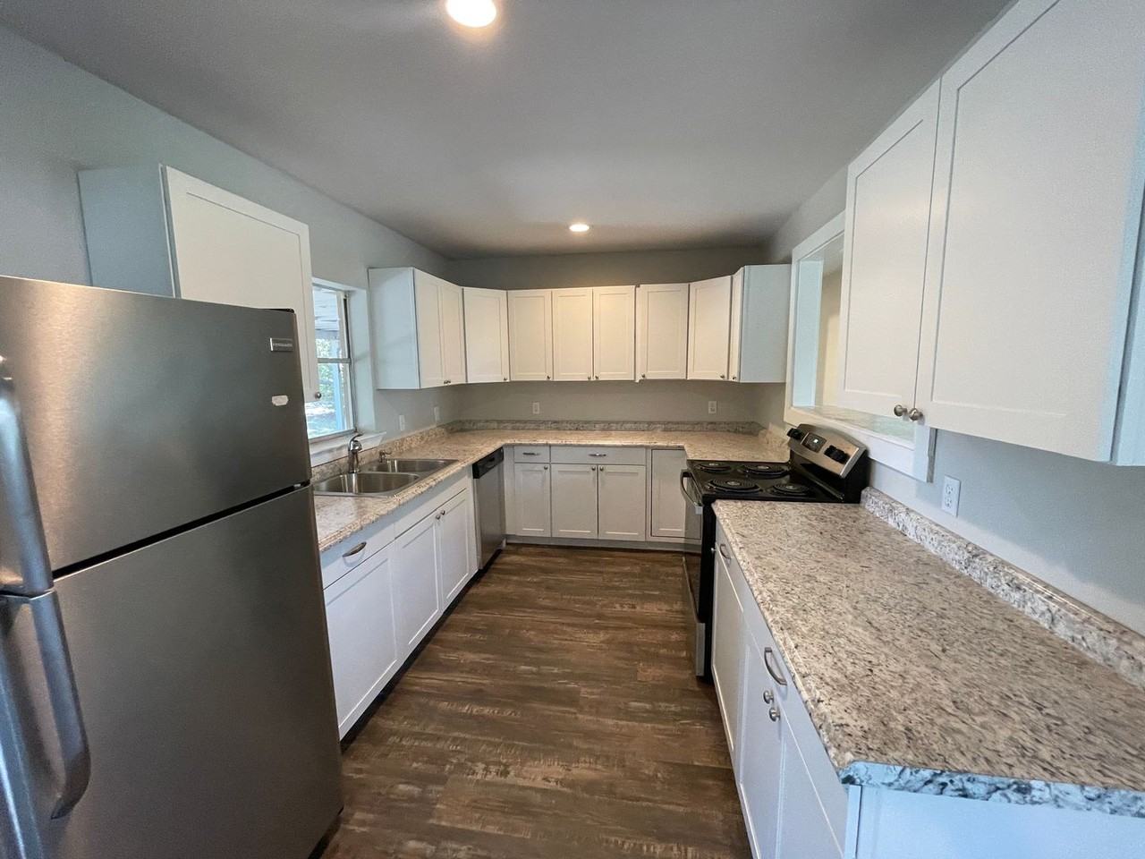 1001 Oxford Dr - Photo 7 of 25