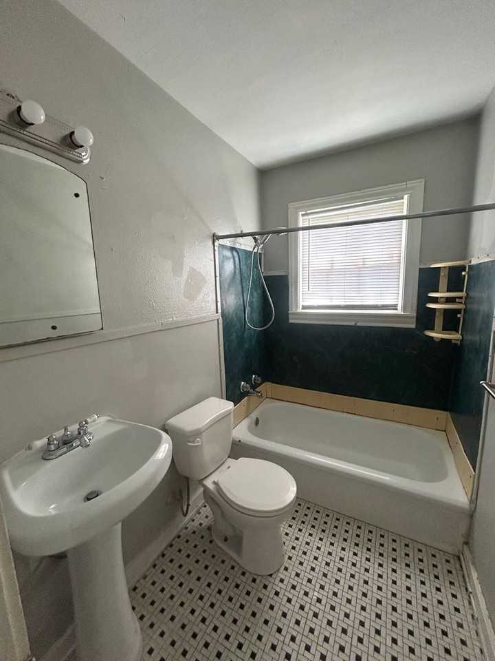 3928 Homan Ave - Photo 3 of 7