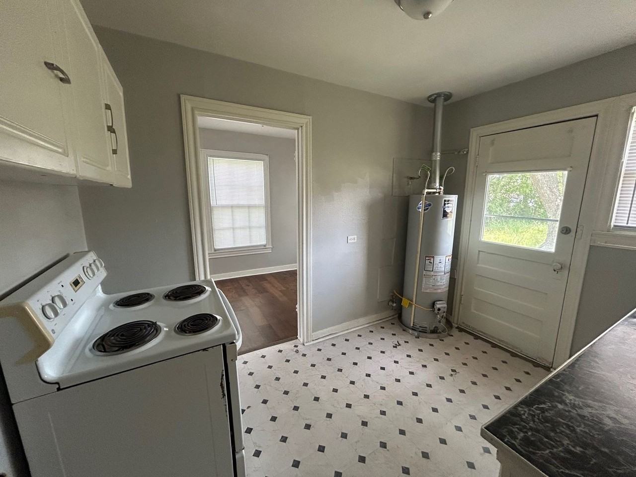 3928 Homan Ave - Photo 4 of 7