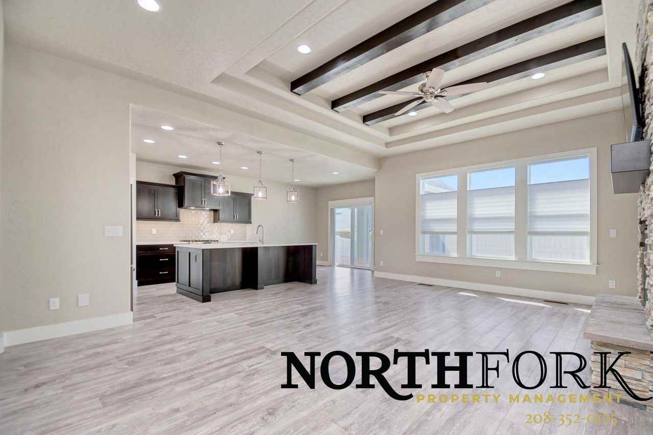 1663 Banff St - Photo 3 of 16