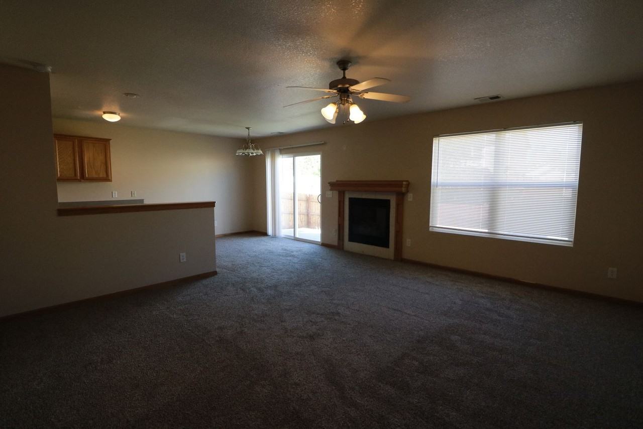 921 Jackalope Ct - Photo 2 of 18