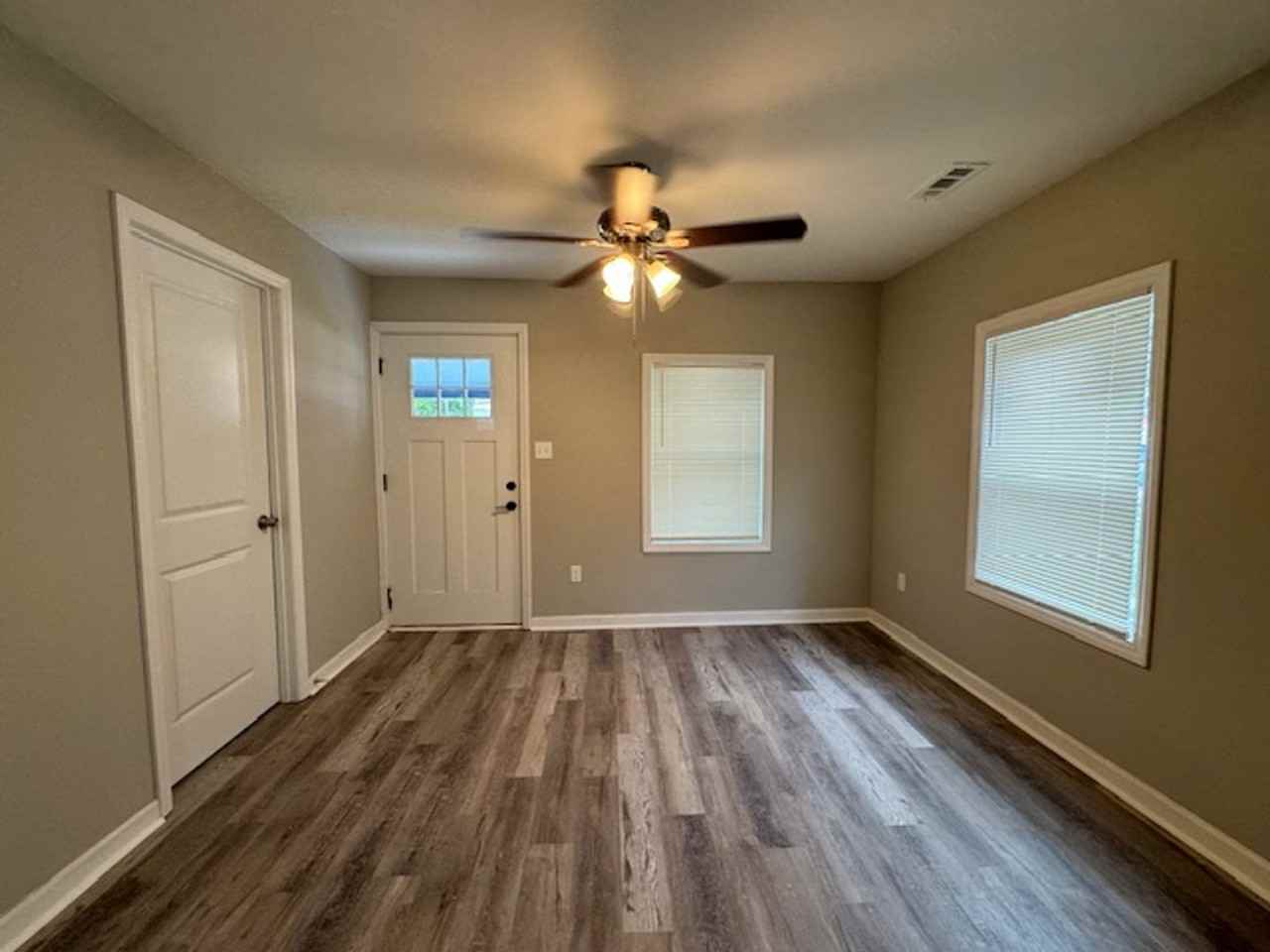 403 Spring Ct - Photo 2 of 8